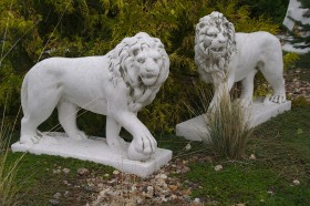 Скульптура Лев, с правой лапой на камне