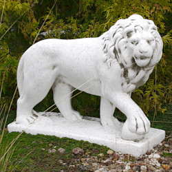 Скульптура Лев, с правой лапой на камне