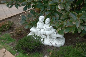 Скульптура Девочка и мальчик сидят на лавочке