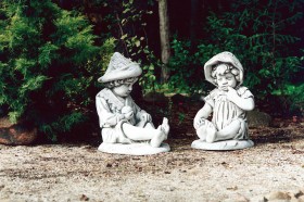 Скульптура классическая Девочка в шляпе сидит