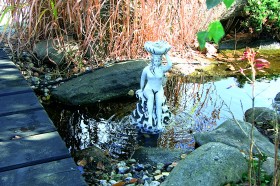 Скульптура Девушка с чашей с трубкой для воды