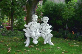 Скульптура современная Девочка с зайцем сидит