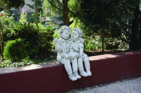 Скульптура Мальчик и девочка с книгой