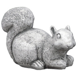 Скульптура Белка лежит