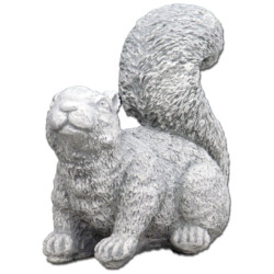 Скульптура Белка сидит