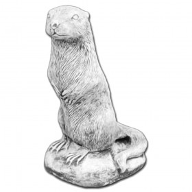 Скульптура Хорек стоит на камне