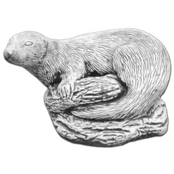 Скульптура Хорек лежит на камне